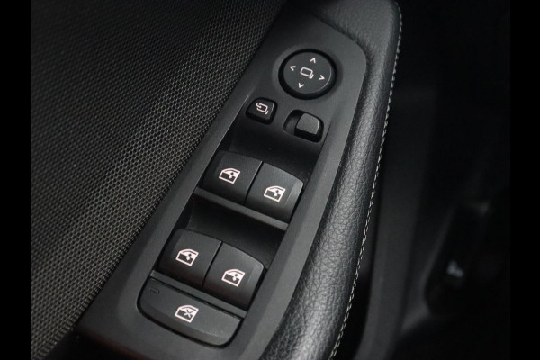 BMW 1-serie 118i High Executive | M Sport | Panoramadak | Head-Up | Leder | Harman/Kardon | Camera | Carplay | Stoelverwarming | Live Cockpit | Sfeerverlichting | Keyless | Navigatie | Sportstoelen | Full LED