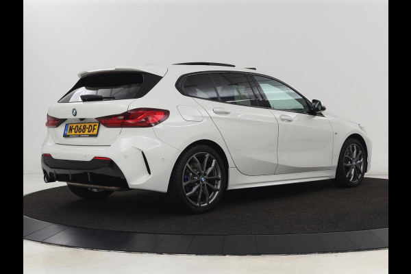 BMW 1-serie 118i High Executive | M Sport | Panoramadak | Head-Up | Leder | Harman/Kardon | Camera | Carplay | Stoelverwarming | Live Cockpit | Sfeerverlichting | Keyless | Navigatie | Sportstoelen | Full LED