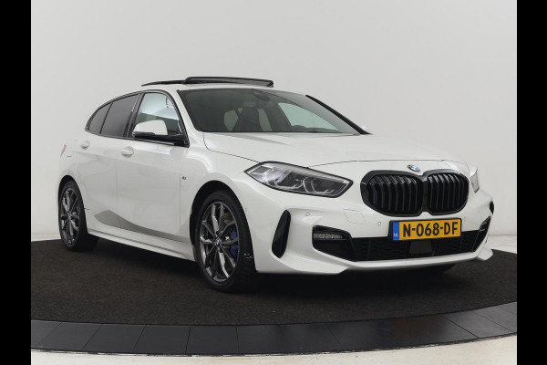 BMW 1-serie 118i High Executive | M Sport | Panoramadak | Head-Up | Leder | Harman/Kardon | Camera | Carplay | Stoelverwarming | Live Cockpit | Sfeerverlichting | Keyless | Navigatie | Sportstoelen | Full LED