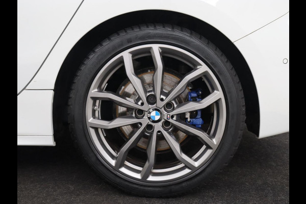 BMW 1-serie 118i High Executive | M Sport | Panoramadak | Head-Up | Leder | Harman/Kardon | Camera | Carplay | Stoelverwarming | Live Cockpit | Sfeerverlichting | Keyless | Navigatie | Sportstoelen | Full LED