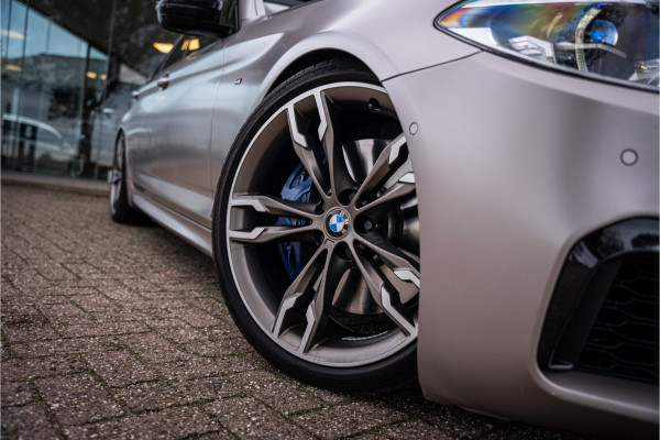 BMW 5 Serie M550i xDrive High Executive ** Entertainment ** Panodak **