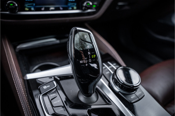 BMW 5 Serie M550i xDrive High Executive ** Entertainment ** Panodak **