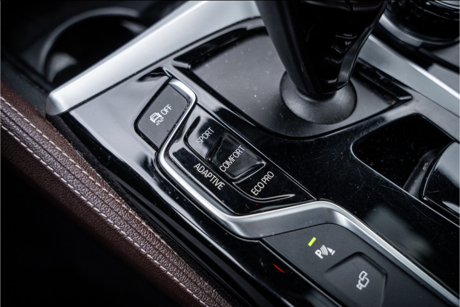 BMW 5 Serie M550i xDrive High Executive ** Entertainment ** Panodak **