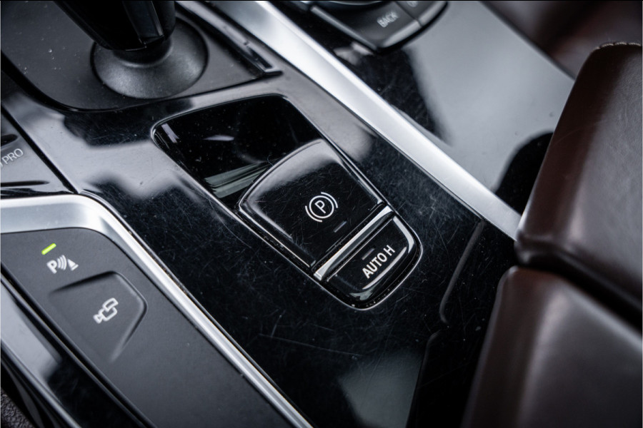BMW 5 Serie M550i xDrive High Executive ** Entertainment ** Panodak **
