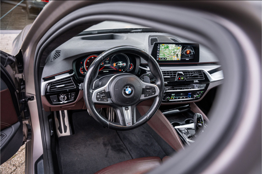 BMW 5 Serie M550i xDrive High Executive ** Entertainment ** Panodak **
