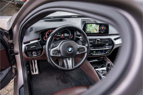 BMW 5 Serie M550i xDrive High Executive ** Entertainment ** Panodak **
