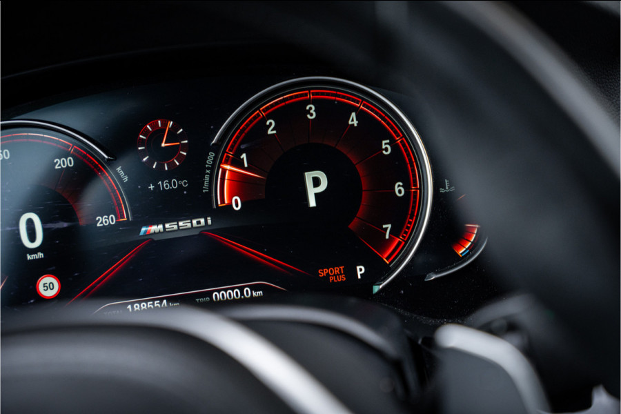 BMW 5 Serie M550i xDrive High Executive ** Entertainment ** Panodak **