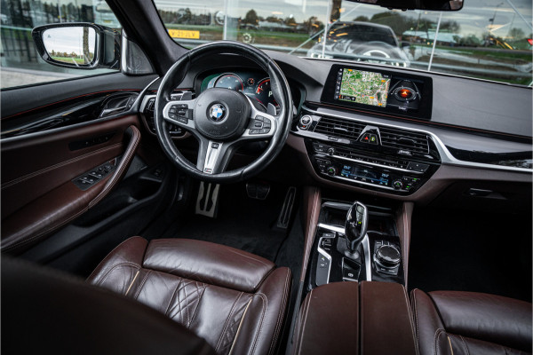 BMW 5 Serie M550i xDrive High Executive ** Entertainment ** Panodak **