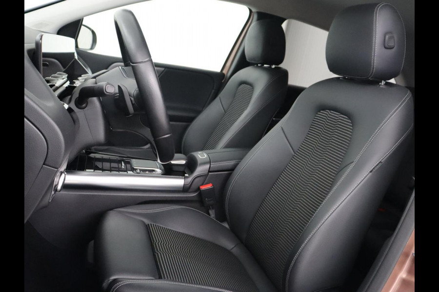 Mercedes-Benz B-Klasse 250e Urban Night | Adaptive cruise | Stoelverwarming | Camera | Carplay | Sfeerverlichting | Half leder | Full LED | Widescreen | Park Assist | Navigatie | PHEV | Plug In