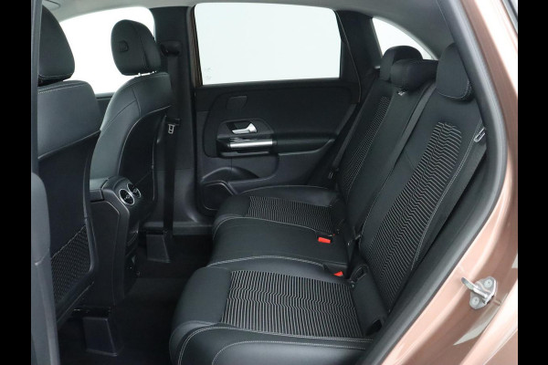Mercedes-Benz B-Klasse 250e Urban Night | Adaptive cruise | Stoelverwarming | Camera | Carplay | Sfeerverlichting | Half leder | Full LED | Widescreen | Park Assist | Navigatie | PHEV | Plug In