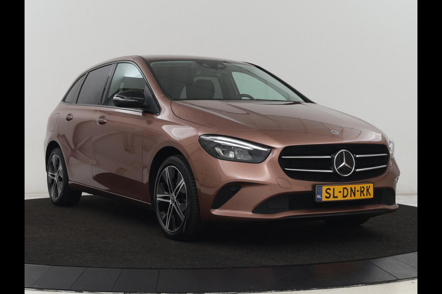 Mercedes-Benz B-Klasse 250e Urban Night | Adaptive cruise | Stoelverwarming | Camera | Carplay | Sfeerverlichting | Half leder | Full LED | Widescreen | Park Assist | Navigatie | PHEV | Plug In