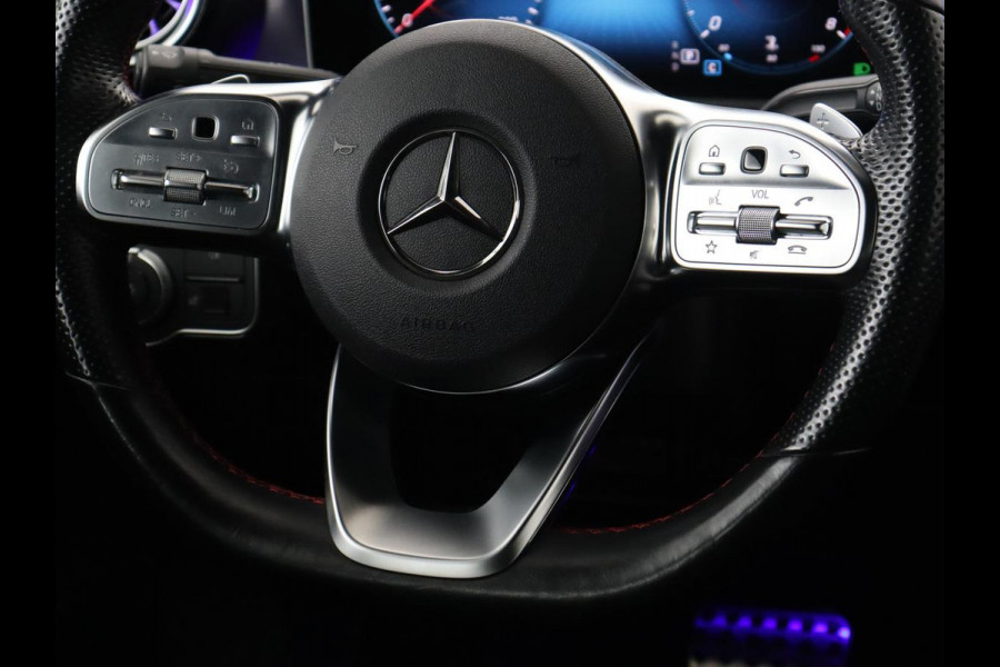 Mercedes-Benz CLA-Klasse 180 AMG | Carplay | Stoelverwarming | Camera | Navigatie | Leder/Alcantara | Sfeerverlichting | Park Assist | Full LED | Widescreen | Climate control | Sportstoelen | Cruise control