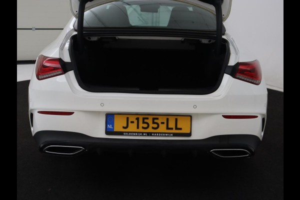 Mercedes-Benz CLA-Klasse 180 AMG | Carplay | Stoelverwarming | Camera | Navigatie | Leder/Alcantara | Sfeerverlichting | Park Assist | Full LED | Widescreen | Climate control | Sportstoelen | Cruise control