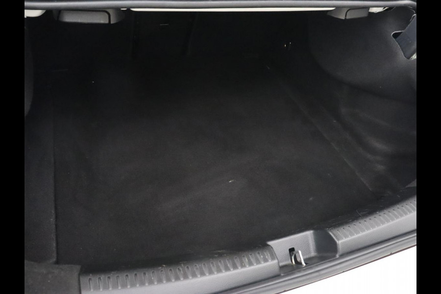 Mercedes-Benz CLA-Klasse 180 AMG | Carplay | Stoelverwarming | Camera | Navigatie | Leder/Alcantara | Sfeerverlichting | Park Assist | Full LED | Widescreen | Climate control | Sportstoelen | Cruise control