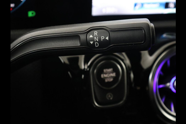 Mercedes-Benz CLA-Klasse 180 AMG | Carplay | Stoelverwarming | Camera | Navigatie | Leder/Alcantara | Sfeerverlichting | Park Assist | Full LED | Widescreen | Climate control | Sportstoelen | Cruise control
