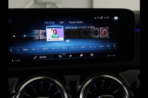 Mercedes-Benz CLA-Klasse 180 AMG | Carplay | Stoelverwarming | Camera | Navigatie | Leder/Alcantara | Sfeerverlichting | Park Assist | Full LED | Widescreen | Climate control | Sportstoelen | Cruise control