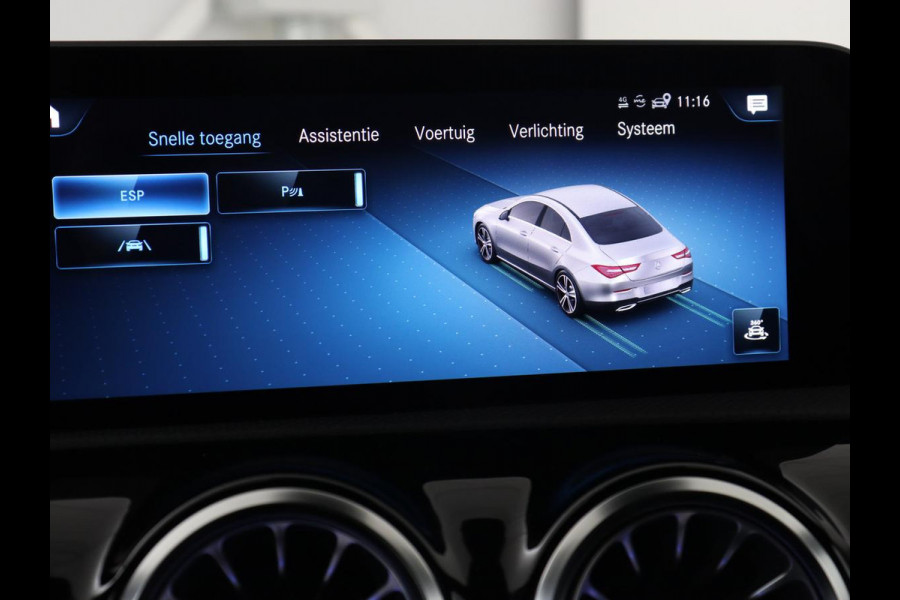 Mercedes-Benz CLA-Klasse 180 AMG | Carplay | Stoelverwarming | Camera | Navigatie | Leder/Alcantara | Sfeerverlichting | Park Assist | Full LED | Widescreen | Climate control | Sportstoelen | Cruise control