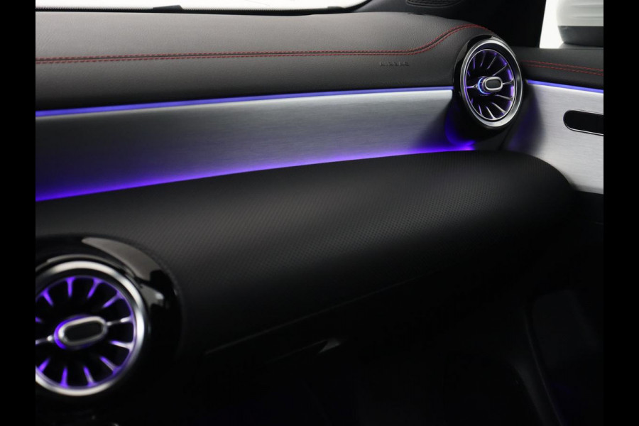 Mercedes-Benz CLA-Klasse 180 AMG | Carplay | Stoelverwarming | Camera | Navigatie | Leder/Alcantara | Sfeerverlichting | Park Assist | Full LED | Widescreen | Climate control | Sportstoelen | Cruise control
