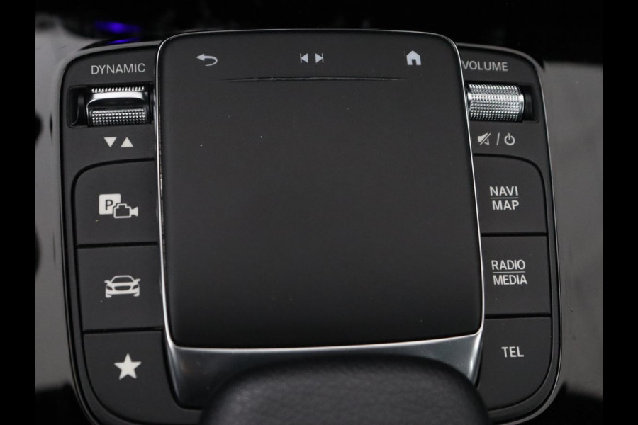 Mercedes-Benz CLA-Klasse 180 AMG | Carplay | Stoelverwarming | Camera | Navigatie | Leder/Alcantara | Sfeerverlichting | Park Assist | Full LED | Widescreen | Climate control | Sportstoelen | Cruise control