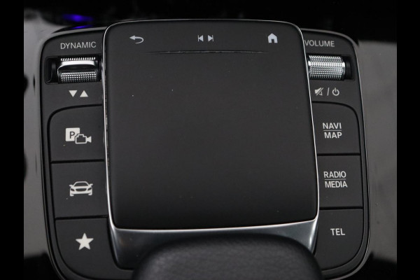 Mercedes-Benz CLA-Klasse 180 AMG | Carplay | Stoelverwarming | Camera | Navigatie | Leder/Alcantara | Sfeerverlichting | Park Assist | Full LED | Widescreen | Climate control | Sportstoelen | Cruise control