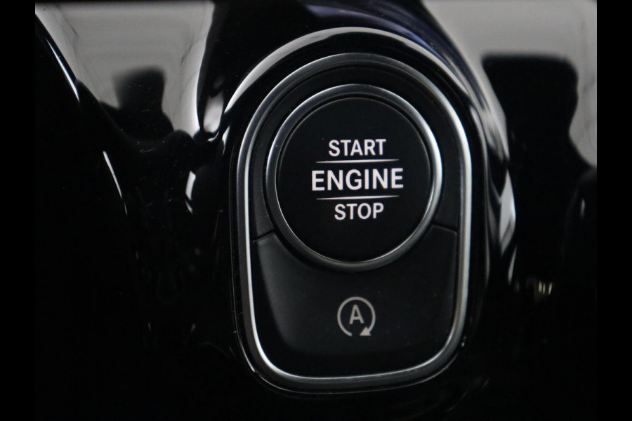 Mercedes-Benz CLA-Klasse 180 AMG | Carplay | Stoelverwarming | Camera | Navigatie | Leder/Alcantara | Sfeerverlichting | Park Assist | Full LED | Widescreen | Climate control | Sportstoelen | Cruise control