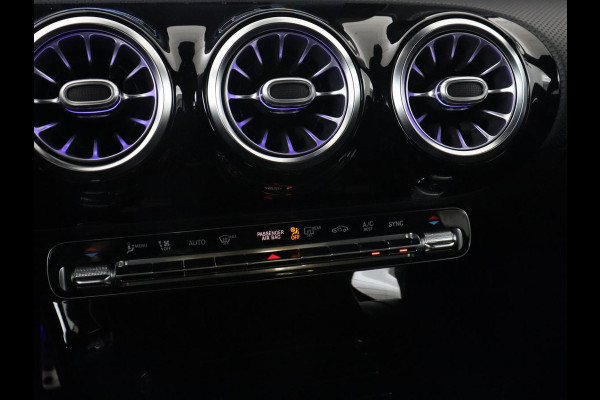 Mercedes-Benz CLA-Klasse 180 AMG | Carplay | Stoelverwarming | Camera | Navigatie | Leder/Alcantara | Sfeerverlichting | Park Assist | Full LED | Widescreen | Climate control | Sportstoelen | Cruise control