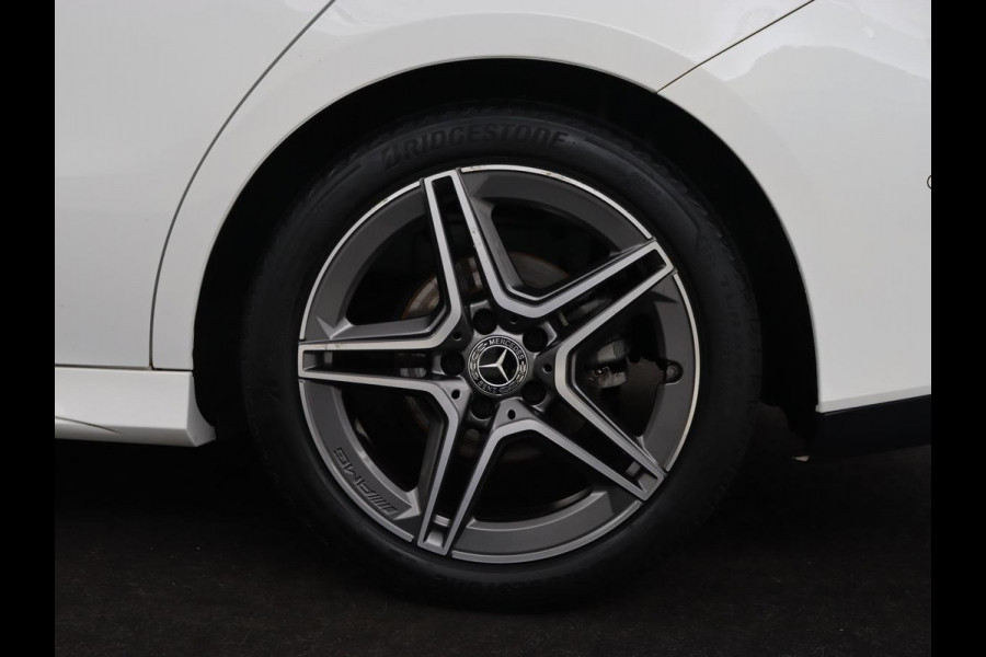 Mercedes-Benz CLA-Klasse 180 AMG | Carplay | Stoelverwarming | Camera | Navigatie | Leder/Alcantara | Sfeerverlichting | Park Assist | Full LED | Widescreen | Climate control | Sportstoelen | Cruise control