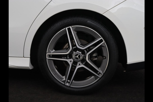 Mercedes-Benz CLA-Klasse 180 AMG | Carplay | Stoelverwarming | Camera | Navigatie | Leder/Alcantara | Sfeerverlichting | Park Assist | Full LED | Widescreen | Climate control | Sportstoelen | Cruise control