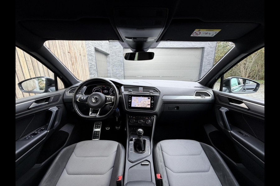 Volkswagen Tiguan 1.4 TSI R-line Handgeschakeld | Half/leer | R-line stuurwiel | LED verlichting | Stoelverwarming | Zwarte hemelbekleding | Apple