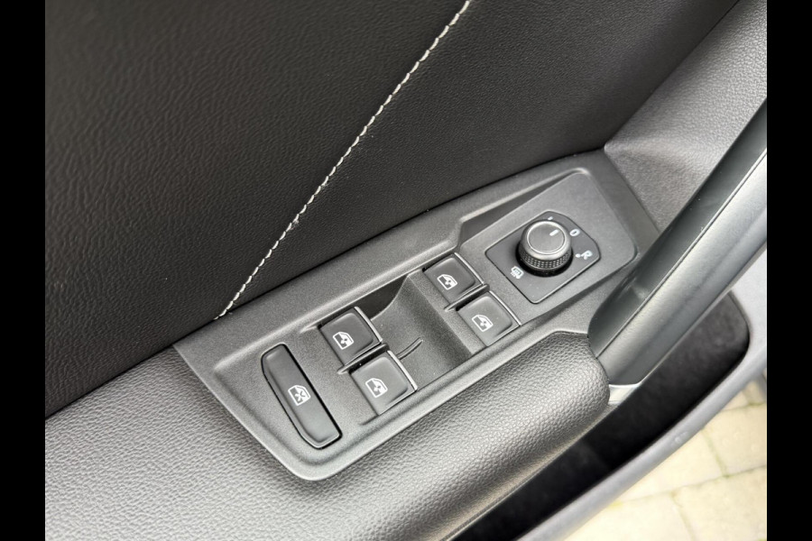 Volkswagen Tiguan 1.4 TSI R-line Handgeschakeld | Half/leer | R-line stuurwiel | LED verlichting | Stoelverwarming | Zwarte hemelbekleding | Apple