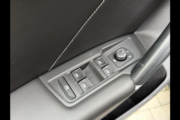Volkswagen Tiguan 1.4 TSI R-line Handgeschakeld | Half/leer | R-line stuurwiel | LED verlichting | Stoelverwarming | Zwarte hemelbekleding | Apple