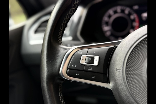 Volkswagen Tiguan 1.4 TSI R-line Handgeschakeld | Half/leer | R-line stuurwiel | LED verlichting | Stoelverwarming | Zwarte hemelbekleding | Apple