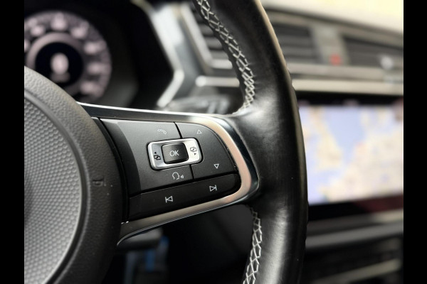 Volkswagen Tiguan 1.4 TSI R-line Handgeschakeld | Half/leer | R-line stuurwiel | LED verlichting | Stoelverwarming | Zwarte hemelbekleding | Apple