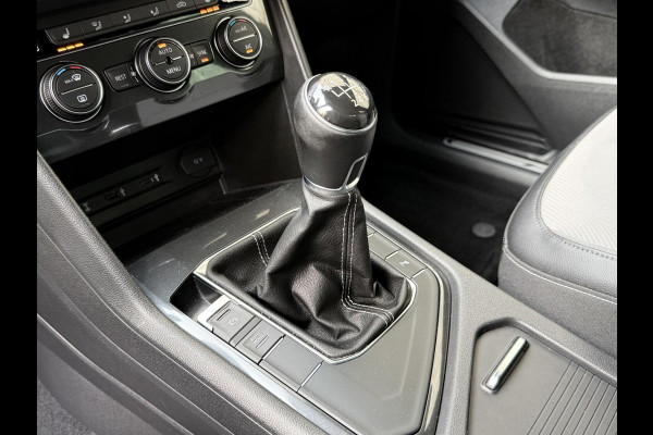 Volkswagen Tiguan 1.4 TSI R-line Handgeschakeld | Half/leer | R-line stuurwiel | LED verlichting | Stoelverwarming | Zwarte hemelbekleding | Apple