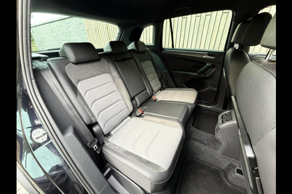Volkswagen Tiguan 1.4 TSI R-line Handgeschakeld | Half/leer | R-line stuurwiel | LED verlichting | Stoelverwarming | Zwarte hemelbekleding | Apple