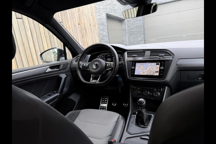 Volkswagen Tiguan 1.4 TSI R-line Handgeschakeld | Half/leer | R-line stuurwiel | LED verlichting | Stoelverwarming | Zwarte hemelbekleding | Apple