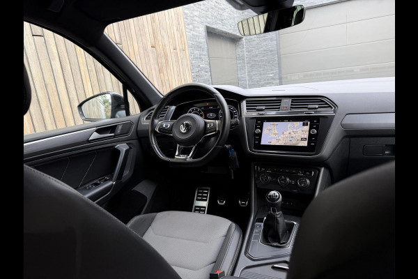 Volkswagen Tiguan 1.4 TSI R-line Handgeschakeld | Half/leer | R-line stuurwiel | LED verlichting | Stoelverwarming | Zwarte hemelbekleding | Apple