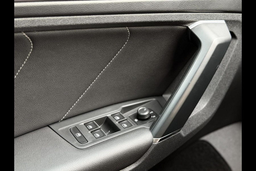 Volkswagen Tiguan 1.4 TSI R-line Handgeschakeld | Half/leer | R-line stuurwiel | LED verlichting | Stoelverwarming | Zwarte hemelbekleding | Apple