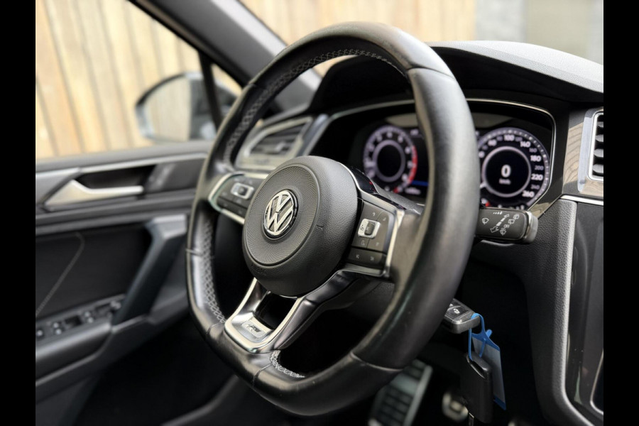 Volkswagen Tiguan 1.4 TSI R-line Handgeschakeld | Half/leer | R-line stuurwiel | LED verlichting | Stoelverwarming | Zwarte hemelbekleding | Apple