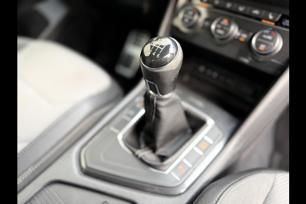 Volkswagen Tiguan 1.4 TSI R-line Handgeschakeld | Half/leer | R-line stuurwiel | LED verlichting | Stoelverwarming | Zwarte hemelbekleding | Apple