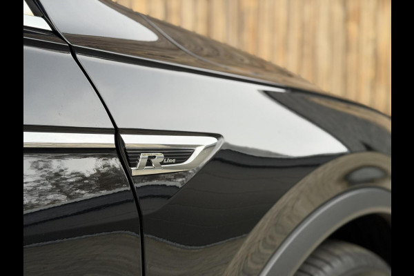 Volkswagen Tiguan 1.4 TSI R-line Handgeschakeld | Half/leer | R-line stuurwiel | LED verlichting | Stoelverwarming | Zwarte hemelbekleding | Apple