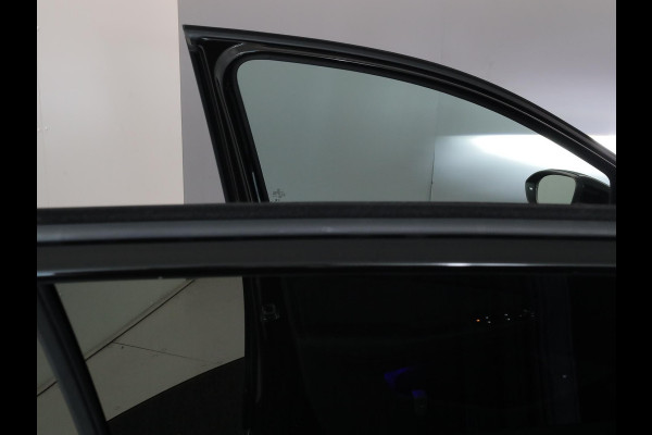 Volkswagen Golf 1.5 eHybrid 50 Edition 204 pk Automaat (DSG) | Verlengde garantie | Navigatie | Parkeersensoren | Achteruitrijcamera | Stoelverwarming | Adaptieve cruise control |