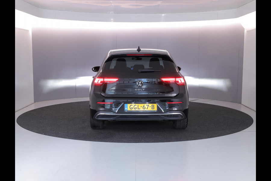 Volkswagen Golf 1.5 eHybrid 50 Edition 204 pk Automaat (DSG) | Verlengde garantie | Navigatie | Parkeersensoren | Achteruitrijcamera | Stoelverwarming | Adaptieve cruise control |