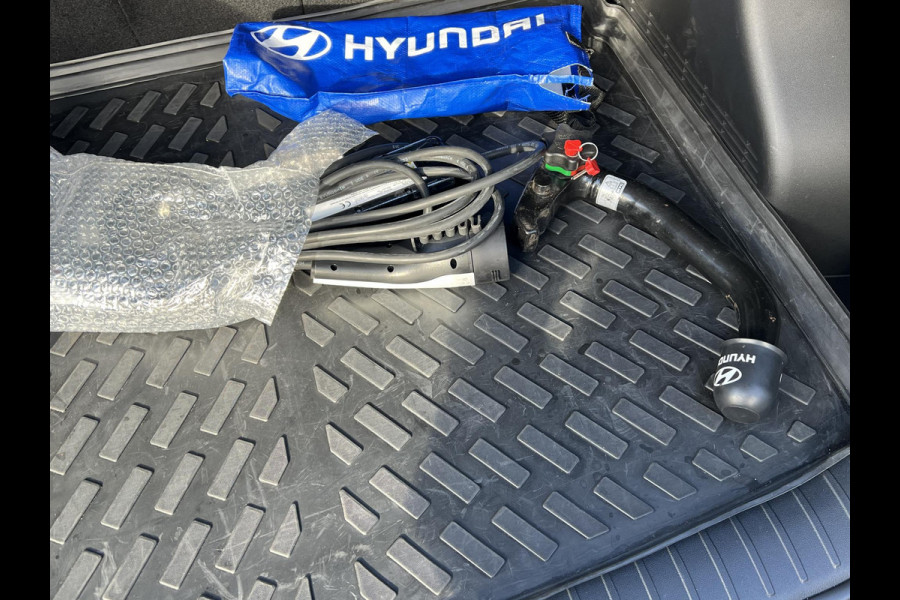Hyundai Kona Elektro 160 kW Trend-Paket 65,4kWh 3-Fase Lader | Dealeronderhouden | Fabrieksgarantie Hyundai tot 2029 | Elektrische Achterklep | Stoel & Stuurverwarming | Afnembare Trekhaak | Rijklaar Geleverd