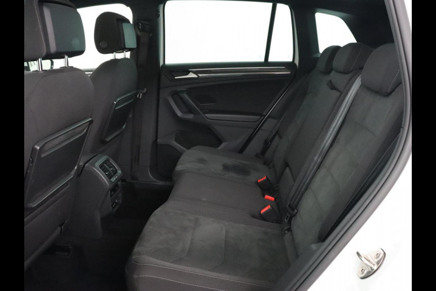 Volkswagen Tiguan 1.5 TSI R Line | Panoramadak | Stoelverwarming | Carplay | Massage | Dynaudio | Keyless | Full LED | Active Info Display | Navigatie | Parkeerhulp