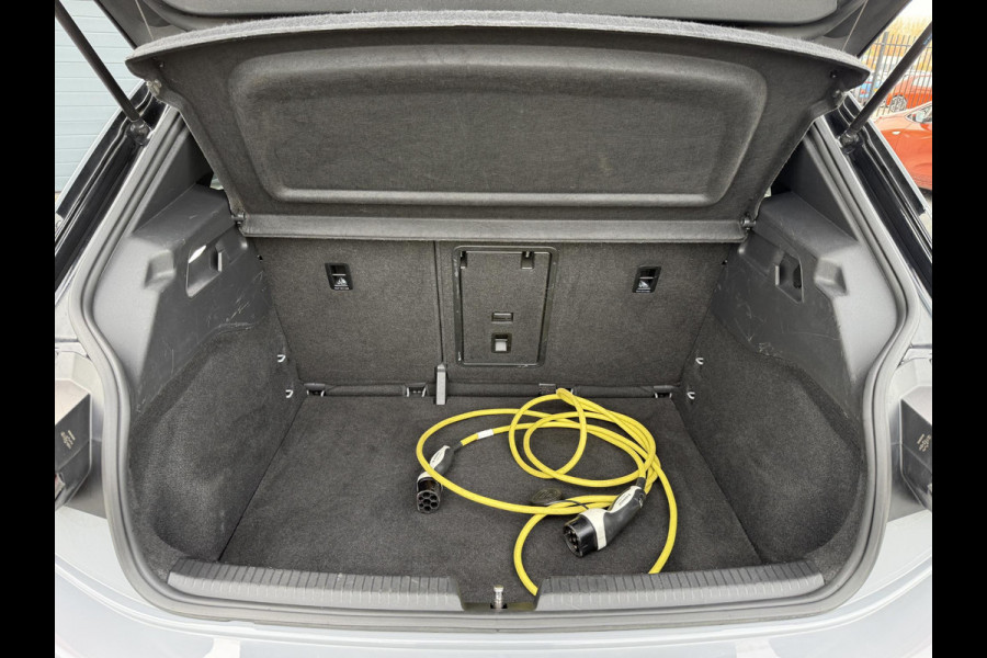 Volkswagen ID.3 First Plus 58 kWh Navi,Camera,Pdc V+A,Stoelverwarming,Lm velgen,N.A.P,Apk tot 11-2026