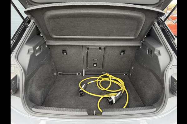 Volkswagen ID.3 First Plus 58 kWh Navi,Camera,Pdc V+A,Stoelverwarming,Lm velgen,N.A.P,Apk tot 11-2026