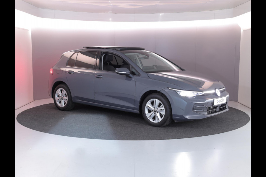 Volkswagen Golf 1.5 eTSI Life Edition 116 pk Automaat (DSG) | Verlengde garantie | Navigatie via App | Panoramadak | Parkeersensoren | Achteruitrijcamera | Matrix LED koplampen | Stoelverwarming |