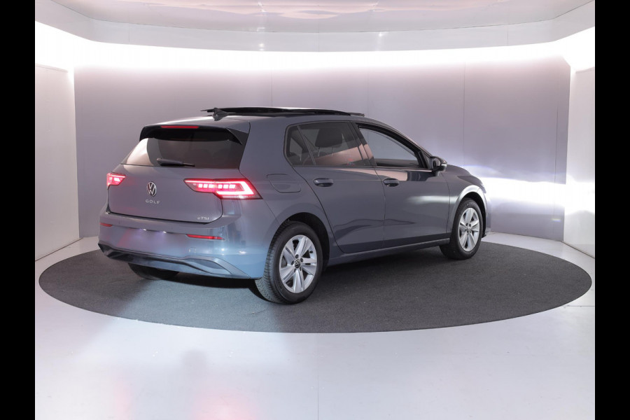 Volkswagen Golf 1.5 eTSI Life Edition 116 pk Automaat (DSG) | Verlengde garantie | Navigatie via App | Panoramadak | Parkeersensoren | Achteruitrijcamera | Matrix LED koplampen | Stoelverwarming |