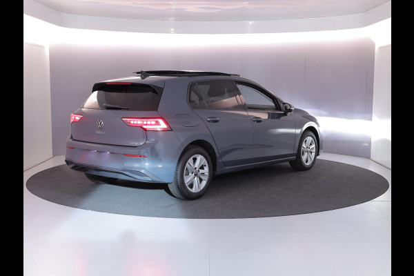 Volkswagen Golf 1.5 eTSI Life Edition 116 pk Automaat (DSG) | Verlengde garantie | Navigatie via App | Panoramadak | Parkeersensoren | Achteruitrijcamera | Matrix LED koplampen | Stoelverwarming |